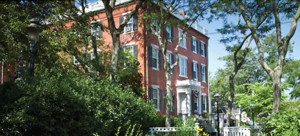 Фото Jared Coffin House