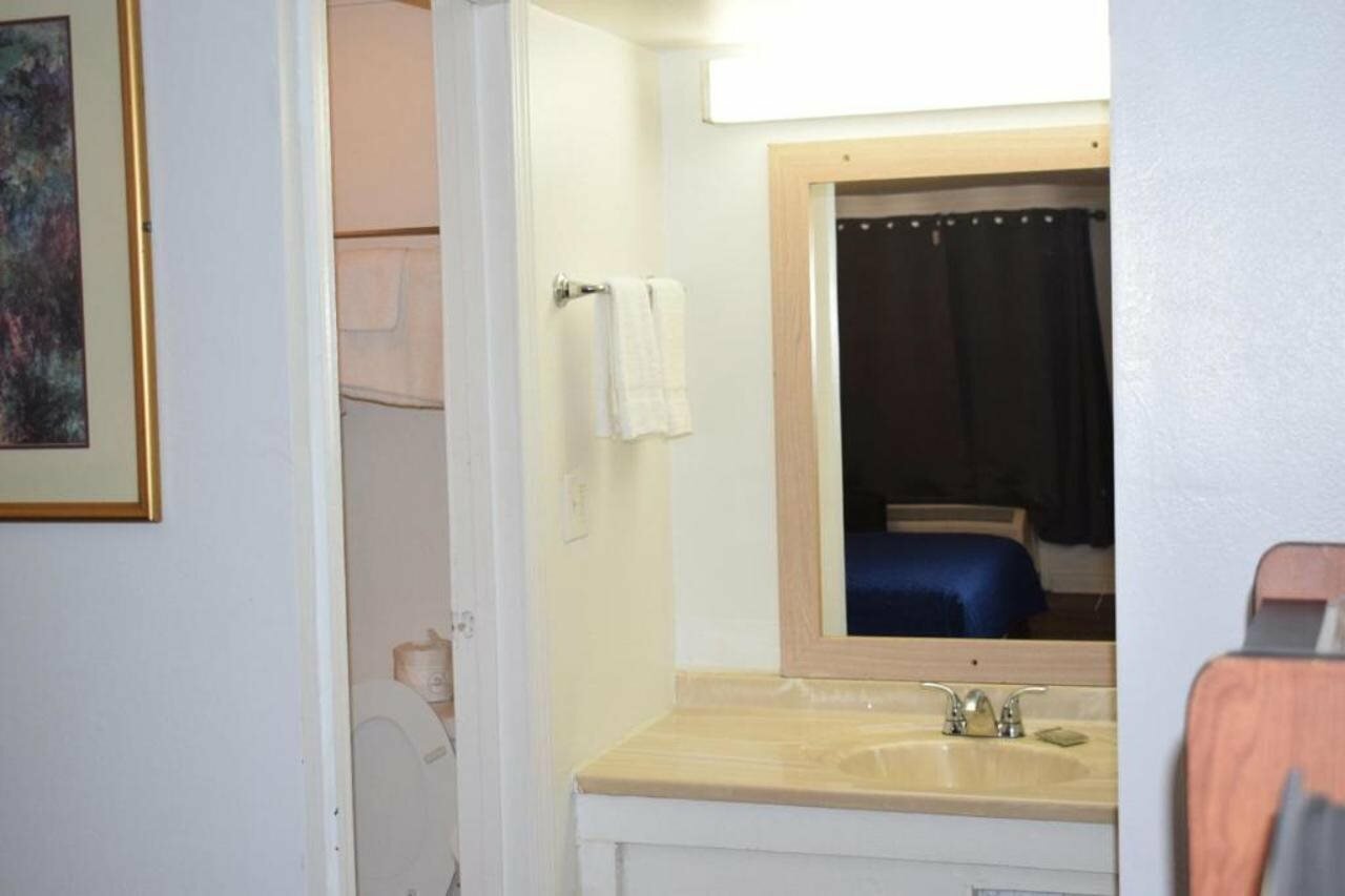 Фото Knights Inn Farmington Hills