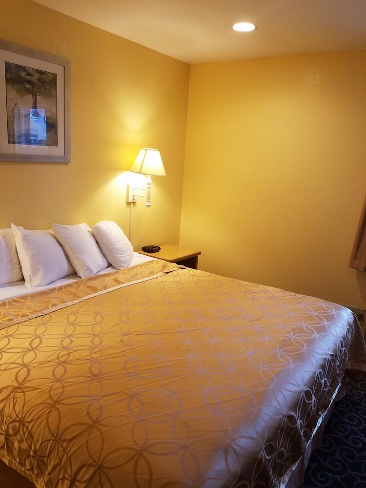 Фото Travelodge by Wyndham Wenatchee