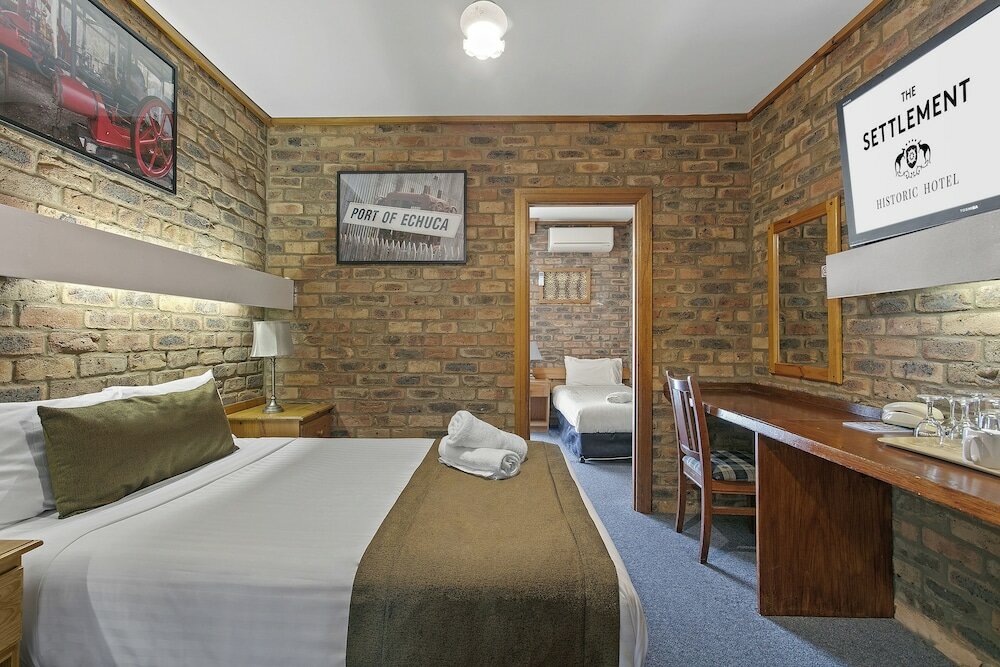 Фото The Settlement Historic Hotel