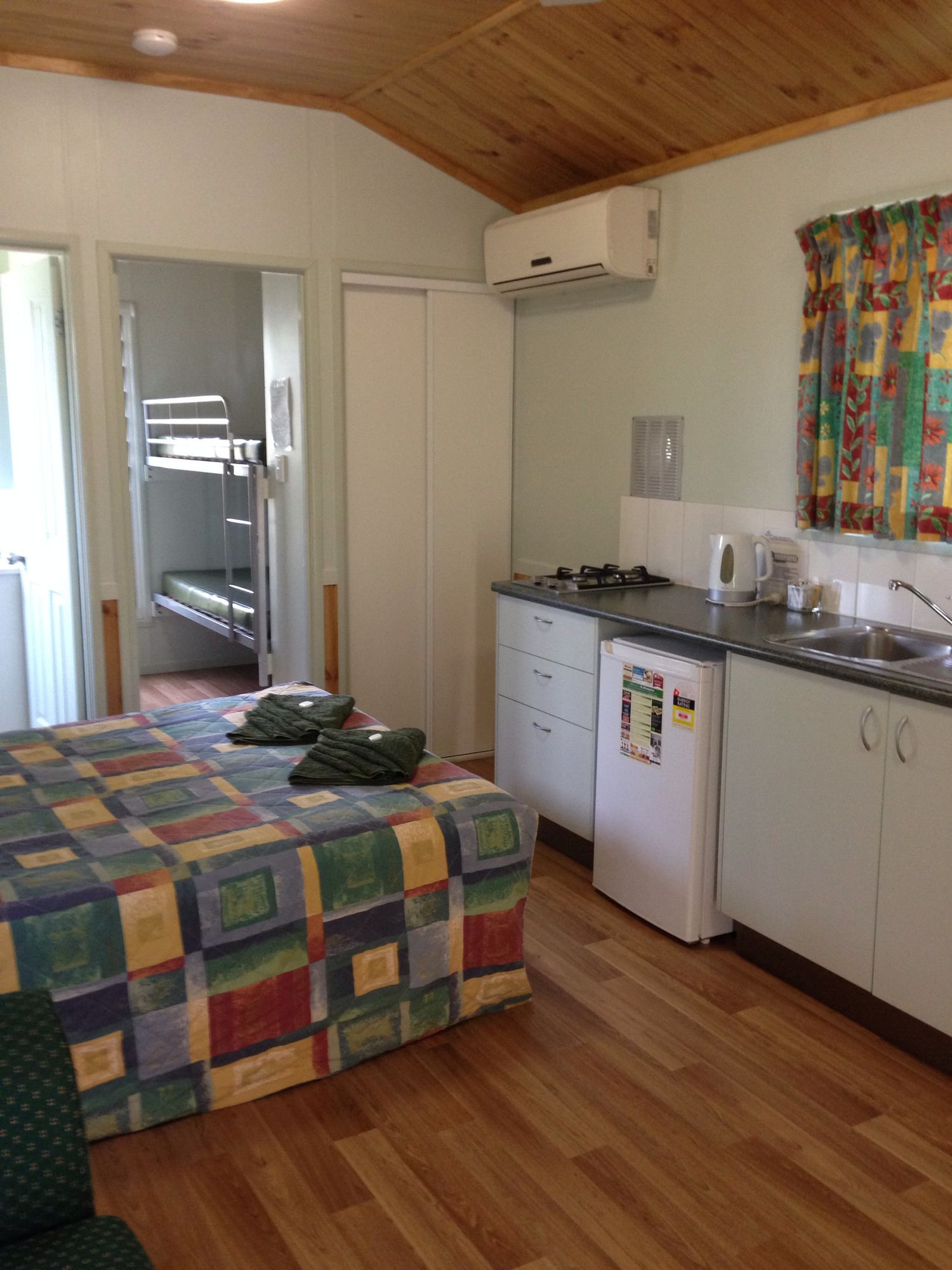 Фото Riverside Tourist Park