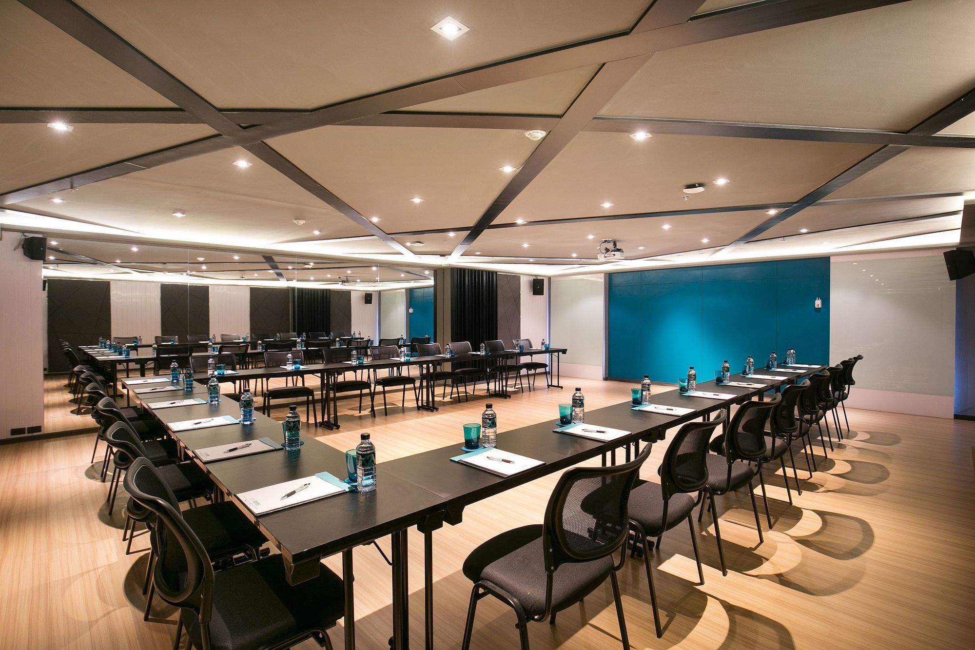 Фото Cross Vibe Sukhumvit Hotel