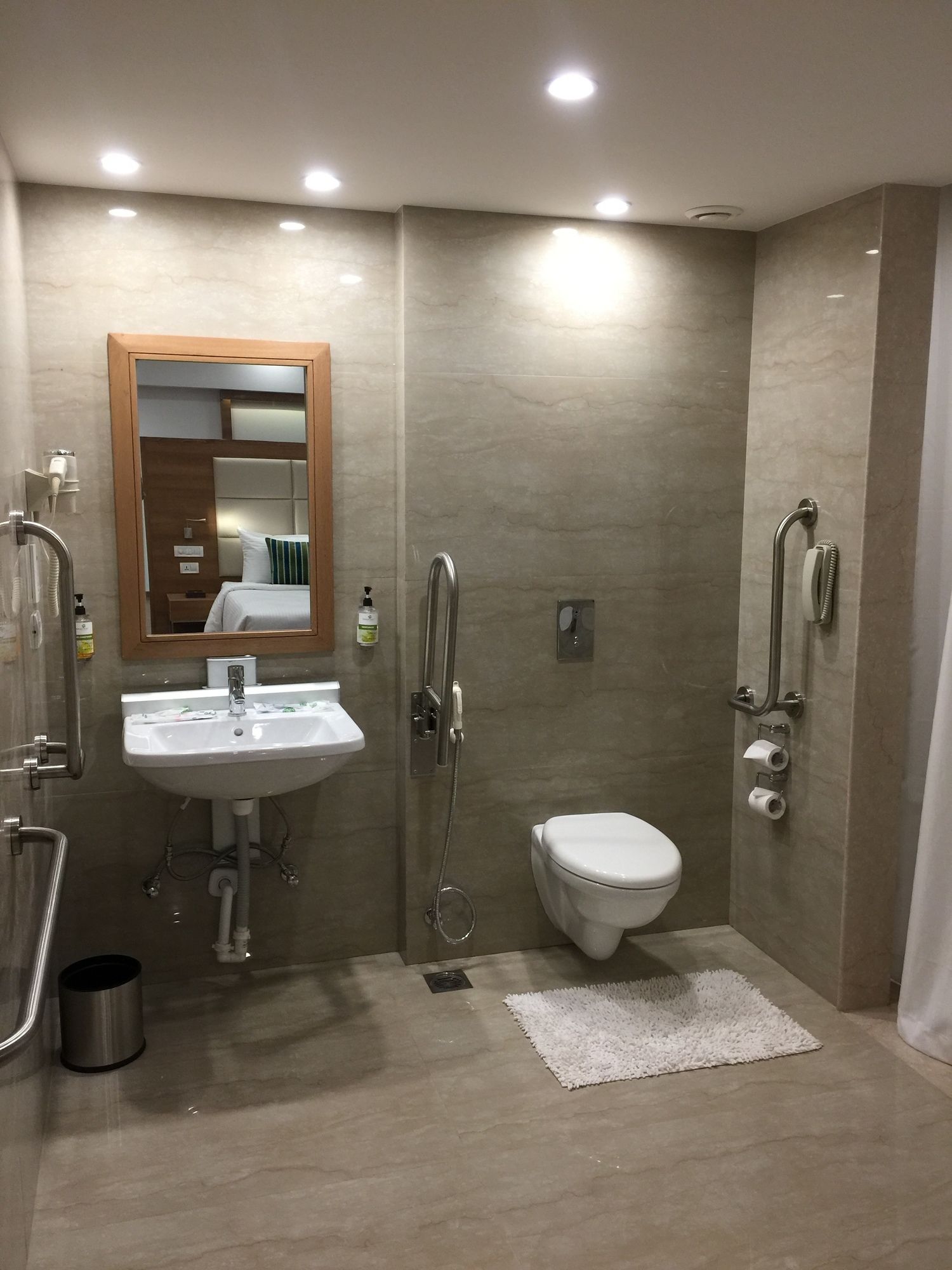 Фото Lemon Tree Hotel, Sector 60, Gurugram