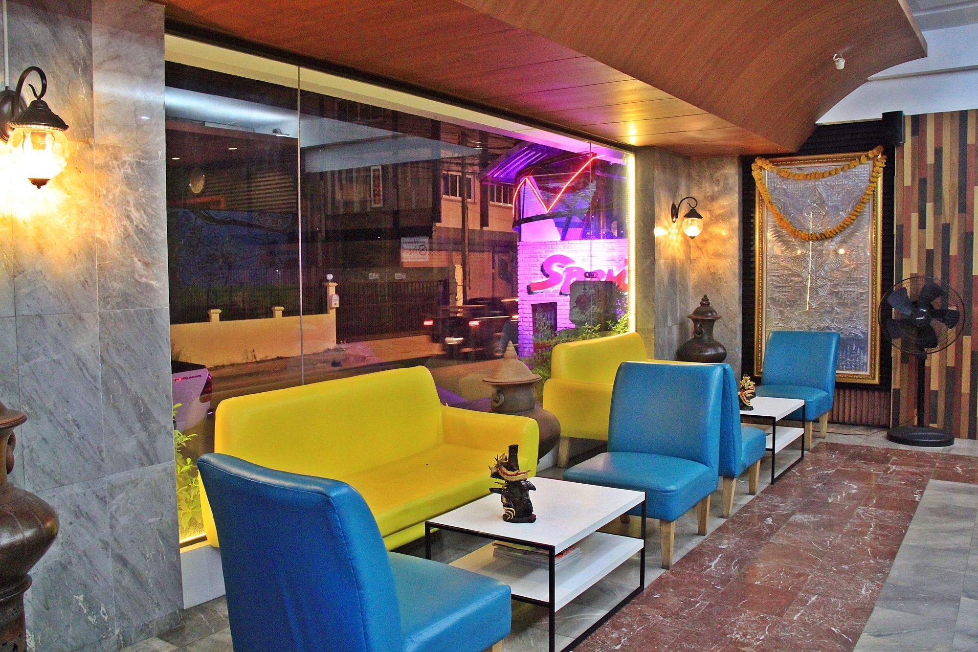 Фото Ruenthip hotel