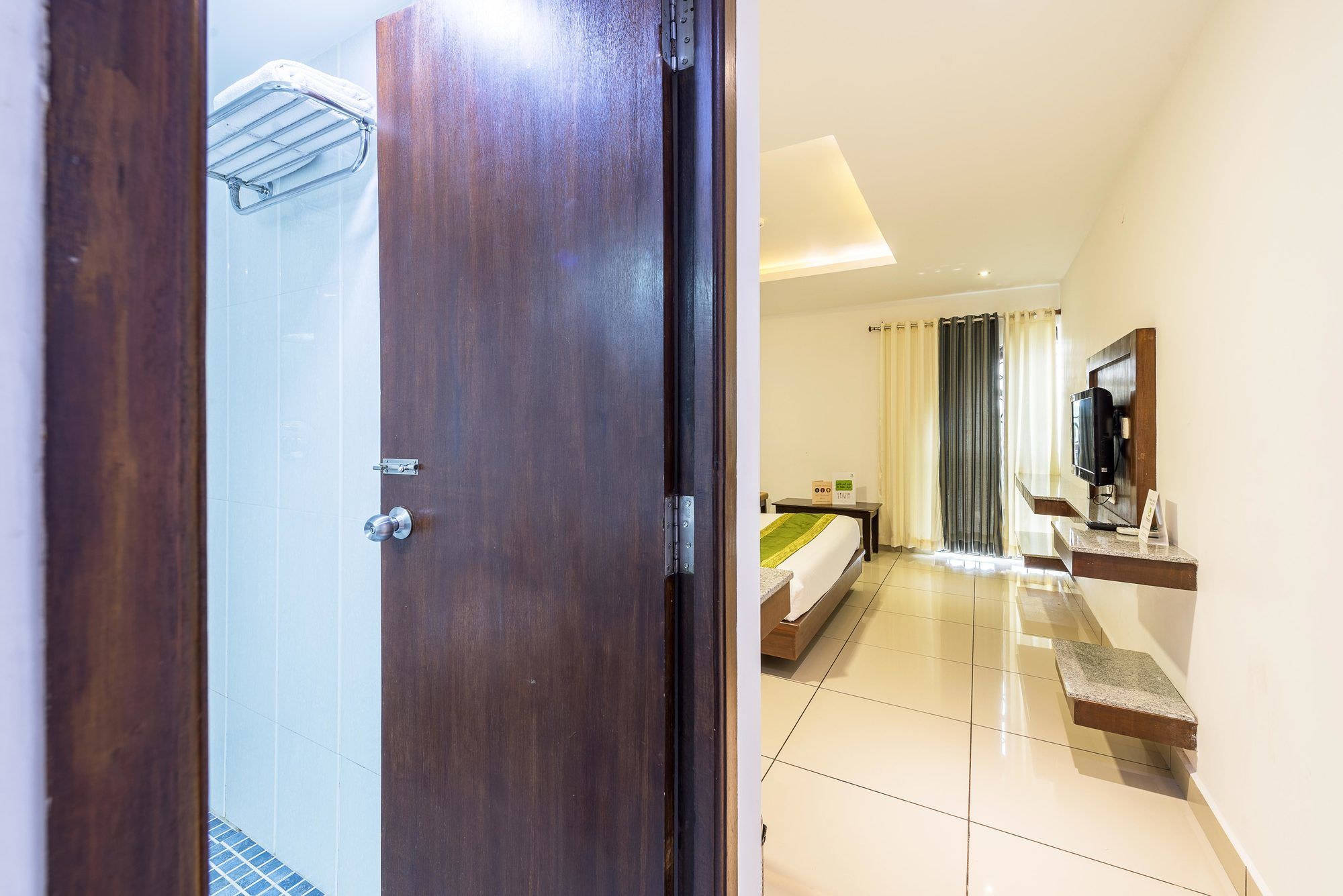 Фото Treebo Trend South Avenue With Roadside View