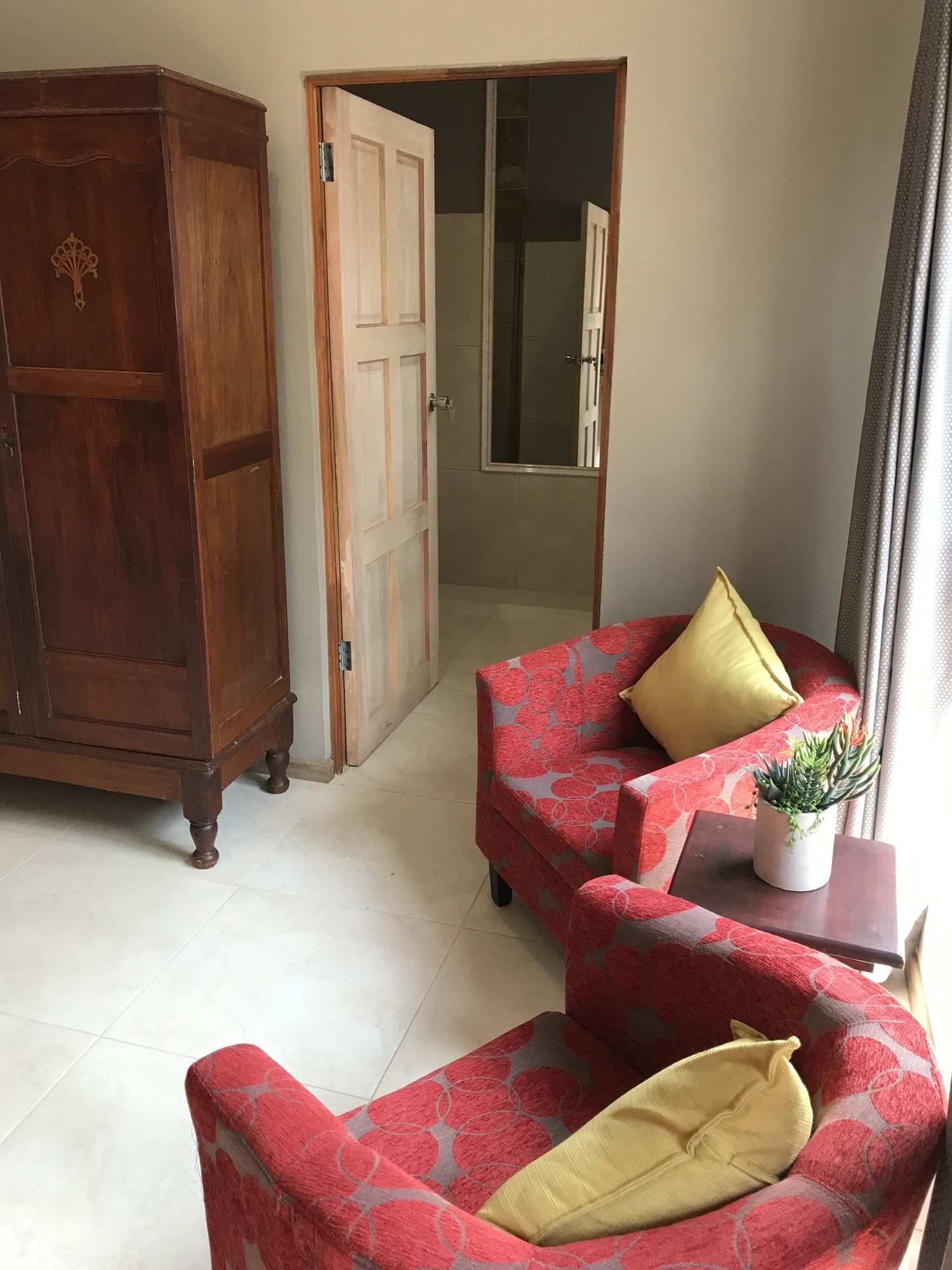 Фото Aerotropolis Guest Lodge