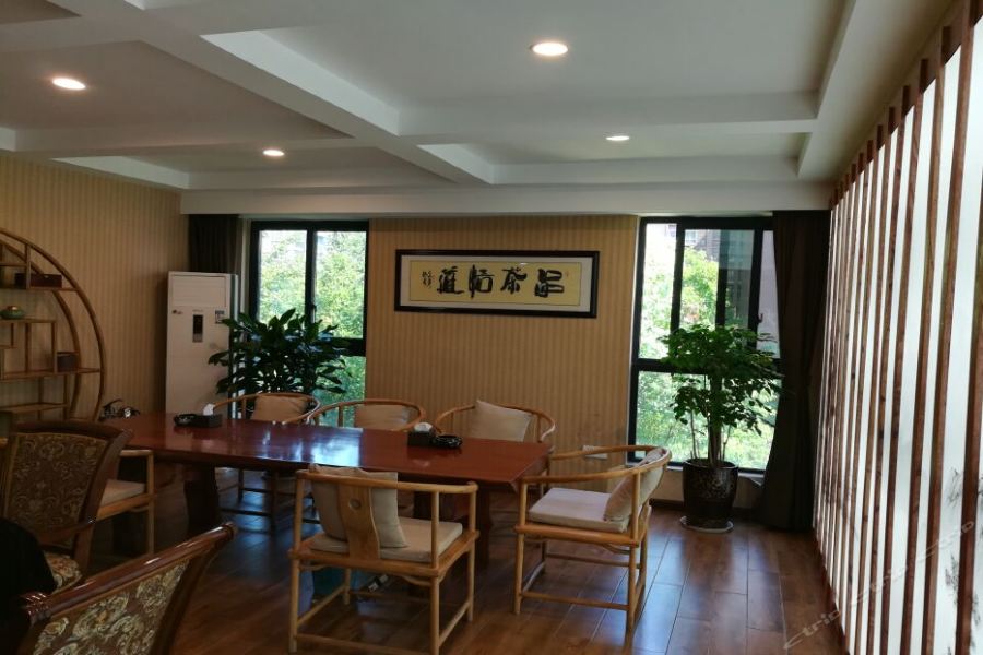 Фото Caifu Holiday Hotel