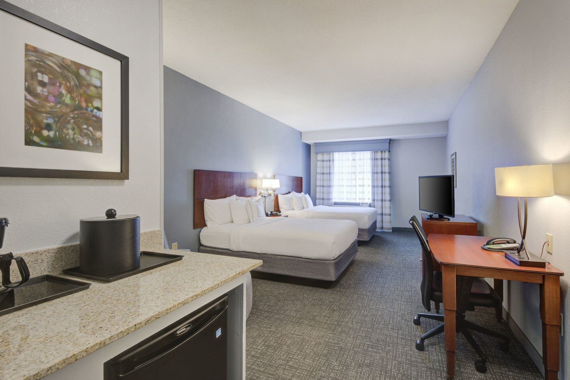 Фото Courtyard by Marriott Raleigh Crabtree Valley