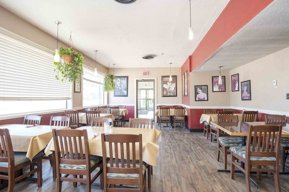 Фото Sandman Inn Blue River