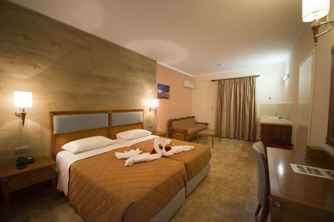 Фото Sandy's Studios Apartments & Log Villas