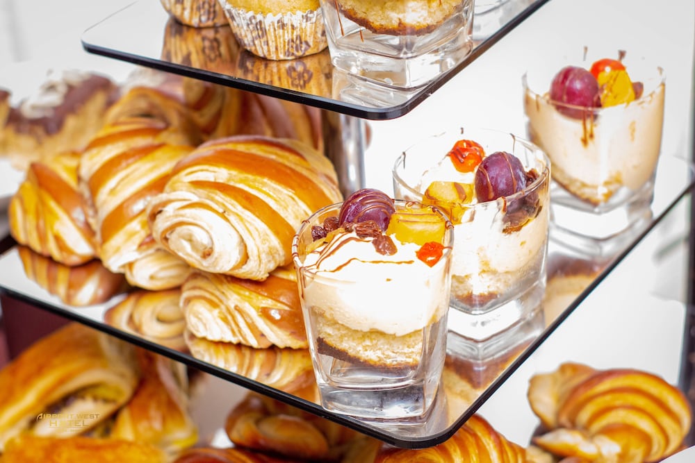 Фото Airport West Hotel