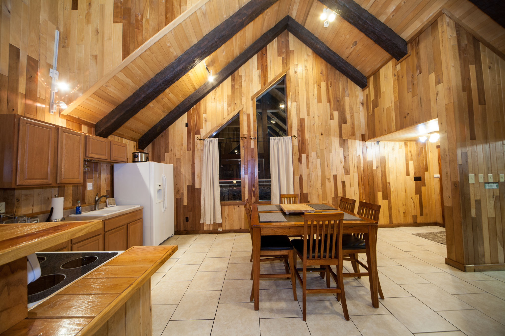 Фото Log Cabin Lodge & Suites