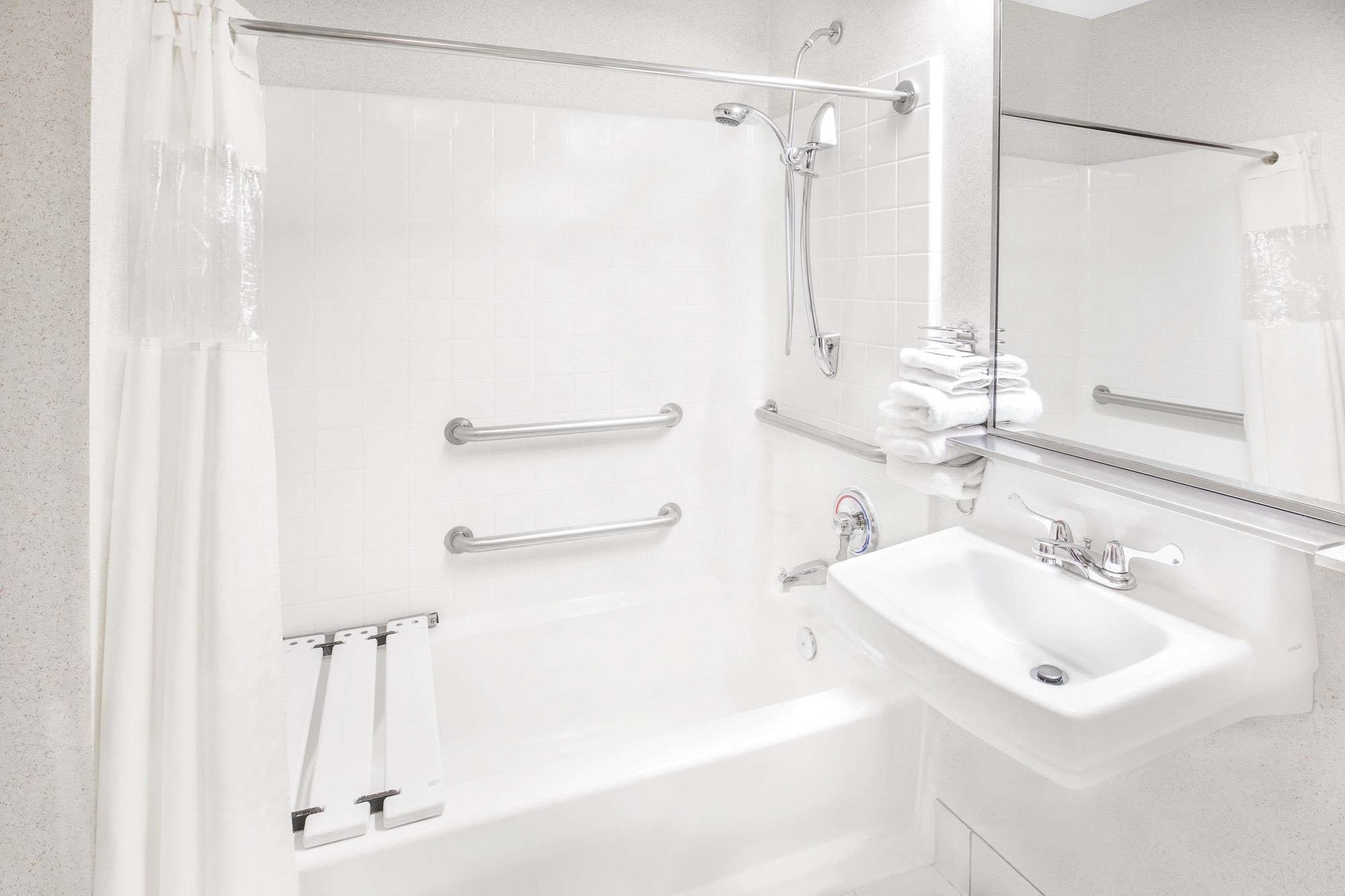 Фото Hampton Inn & Suites Redding