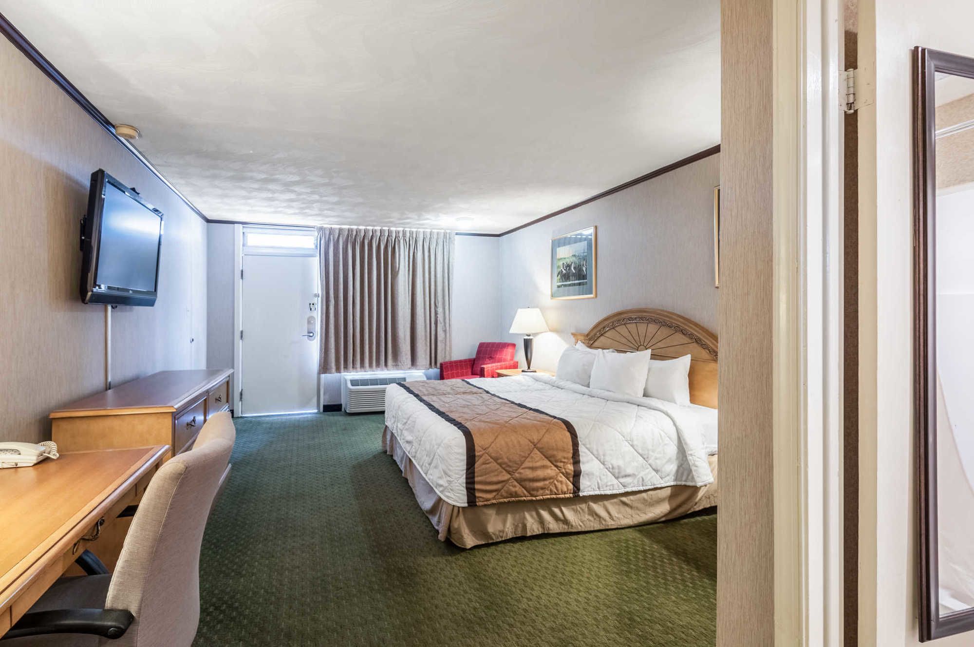 Фото Rodeway Inn & Suites