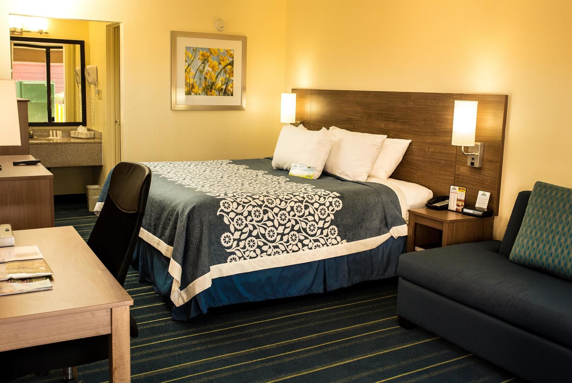 Фото Days Inn by Wyndham Newark Wilmington