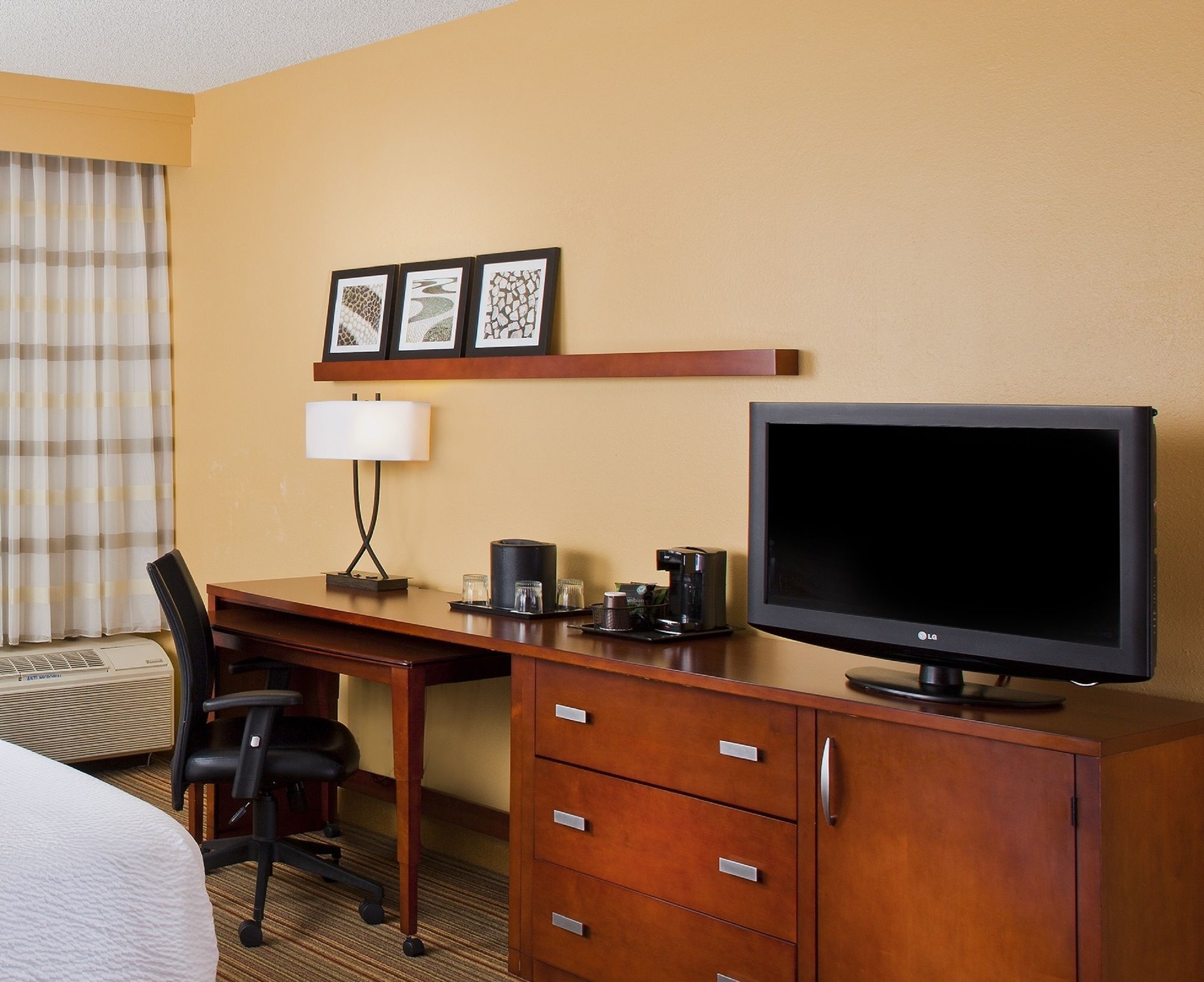 Фото Courtyard by Marriott Orlando Airport