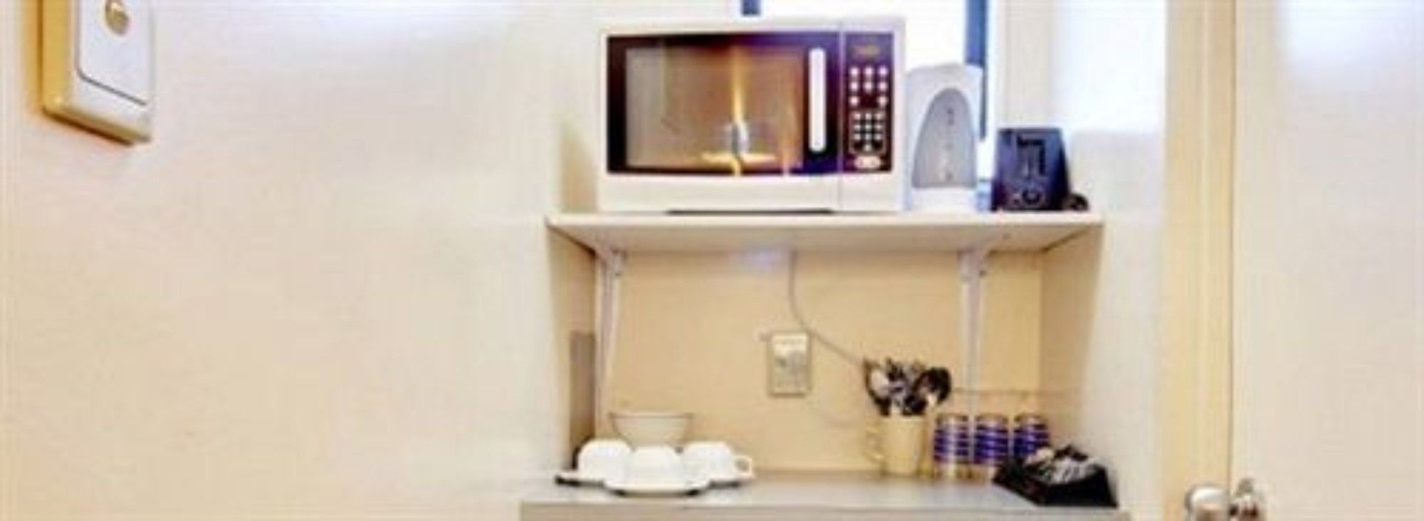 Фото Rayland Epsom Motel