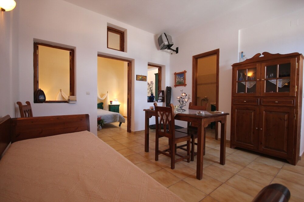 Фото Vrachia Studios & Apartments