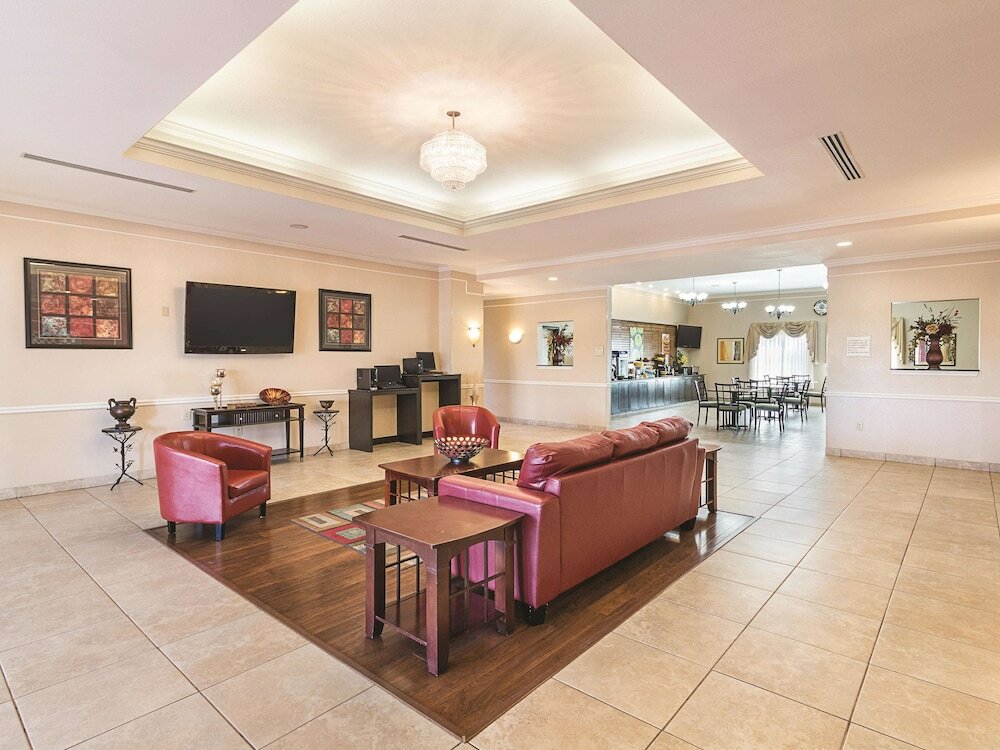 Фото La Quinta Inn & Suites by Wyndham Waxahachie