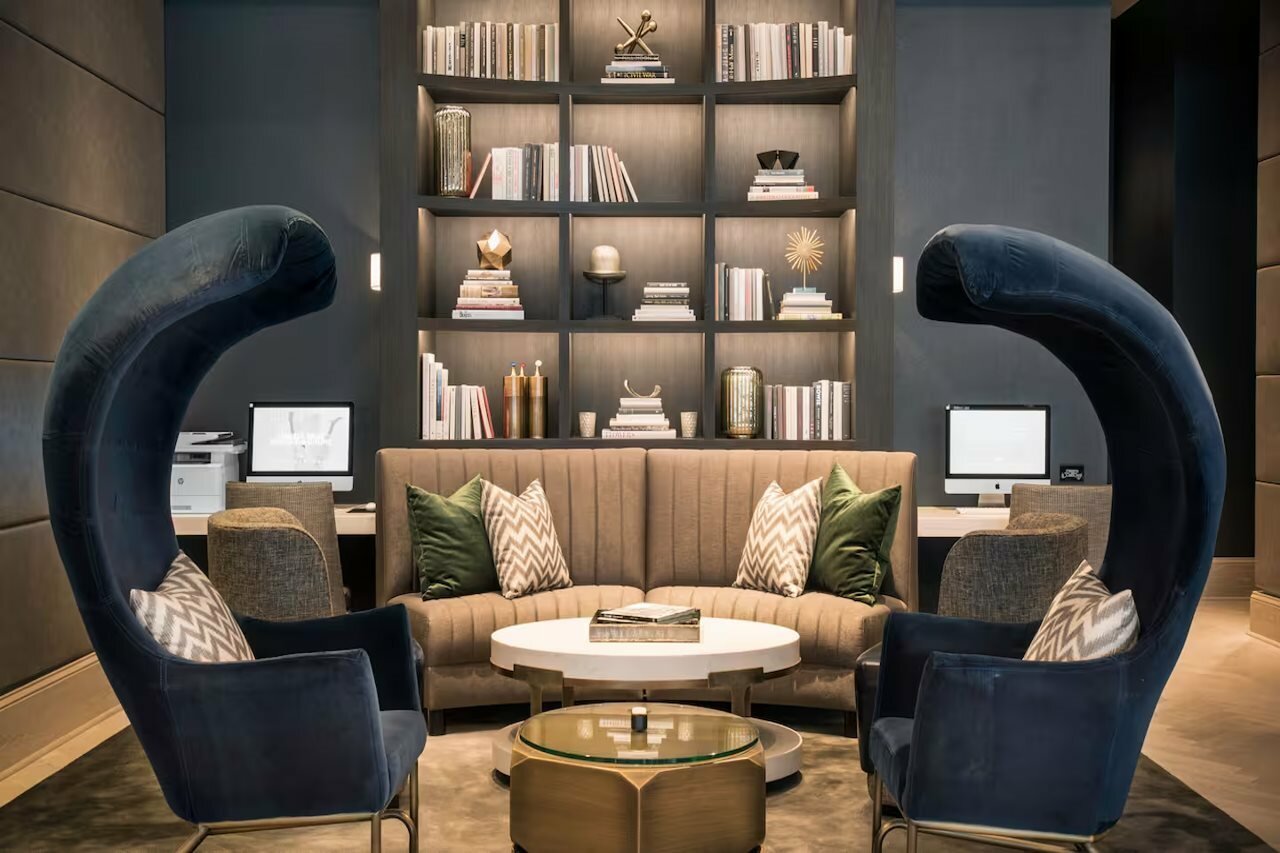 Фото LondonHouse Chicago, Curio Collection by Hilton