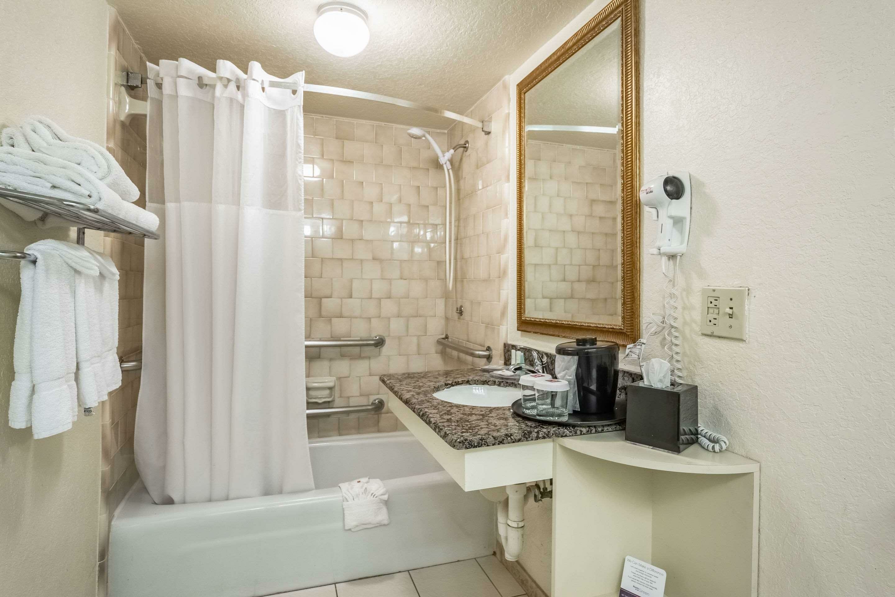 Фото Clarion Inn & Suites Central Clearwater Beach