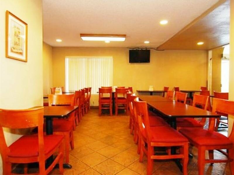 Фото Red Roof Inn & Suites Oklahoma City Southwest