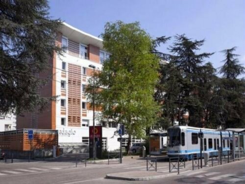 Гостиница Opéralia Grenoble Les Cèdres в Гренобле