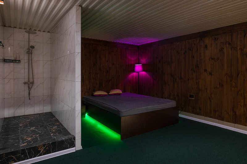 Amerika uslubida yalangoch va kulgili