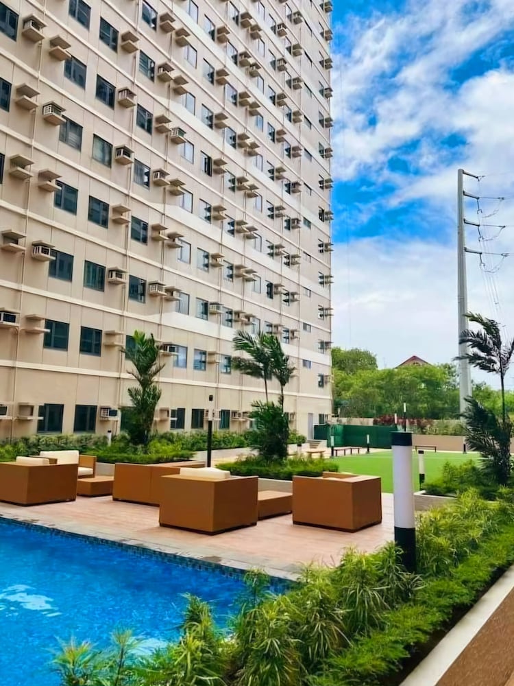 Фото Acellyne's Suites at Green 2 Residences