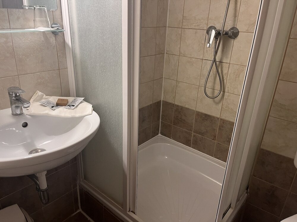 Фото Hotel Rose City