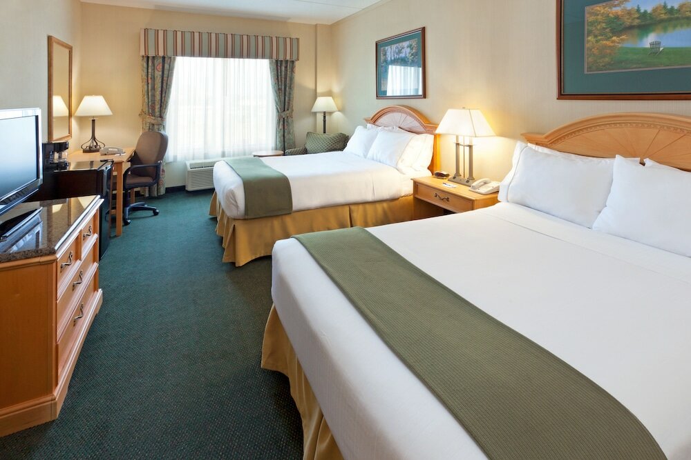 Фото Holiday Inn Express Hotel & Suites Watertown-Thousand Island, an Ihg Hotel