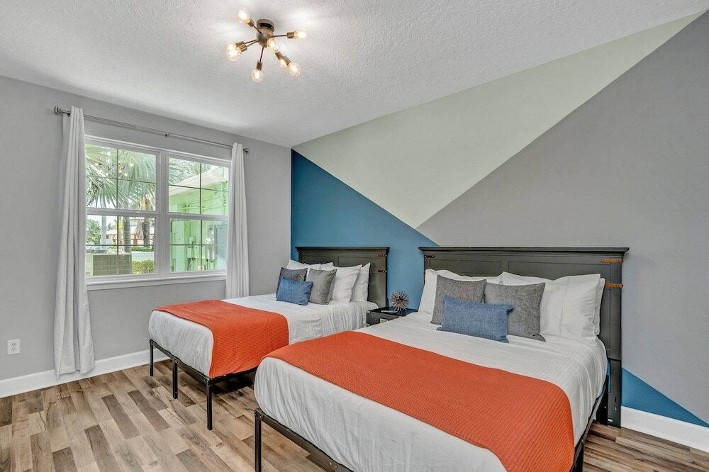 Фото Runaway Beach Club Resort