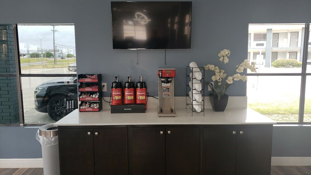 Фото HomeTowne Studios by Red Roof San Antonio E - Near At&t Center