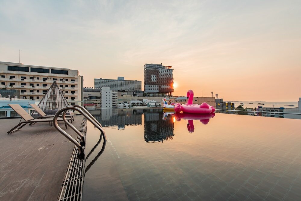 Фото Blackwoods Hotel Pattaya