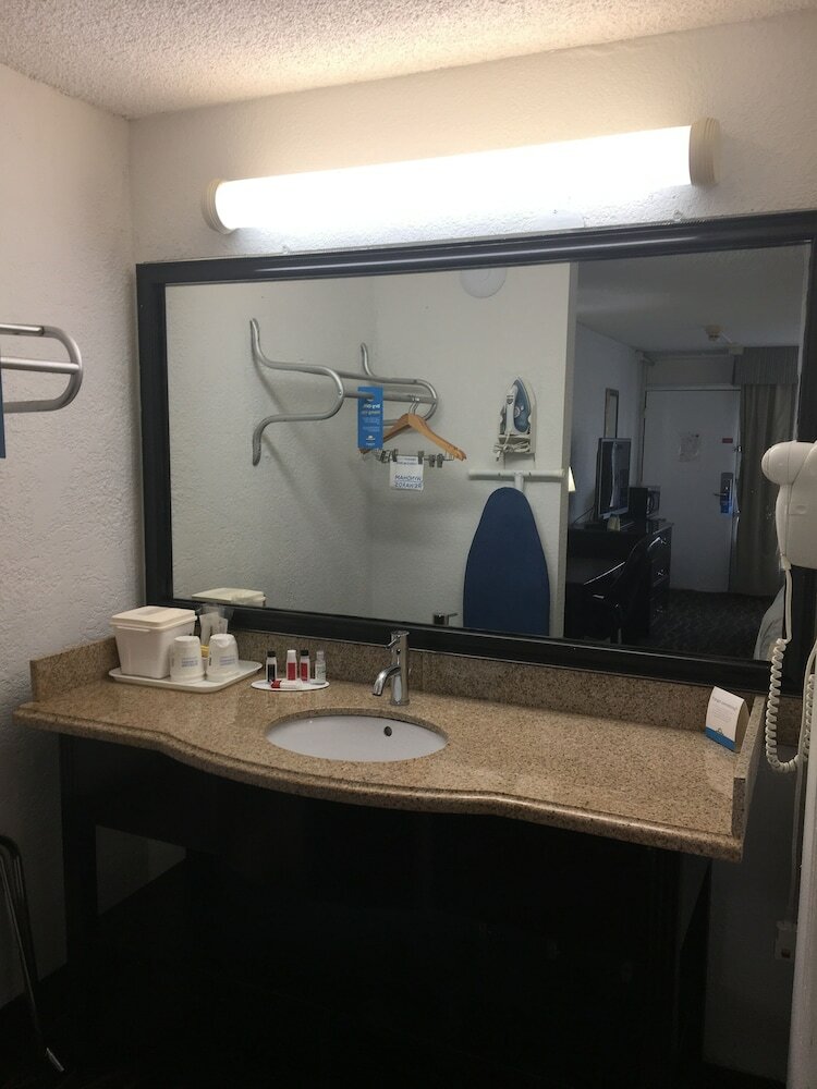 Фото Days Inn by Wyndham Stuart