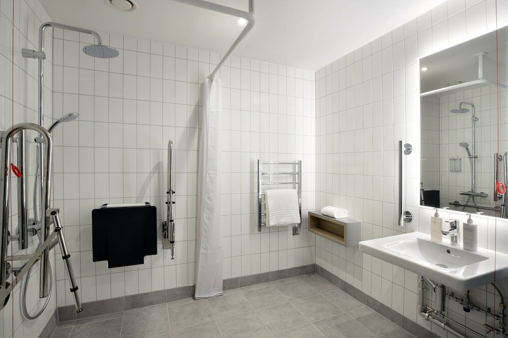 Фото Leonardo Hotel Bristol City