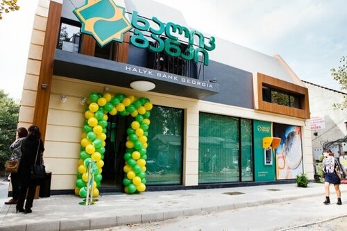 Бұйра шашты сәби үлкен төсекте өзін тәжірибелі лесбиянкаға береді