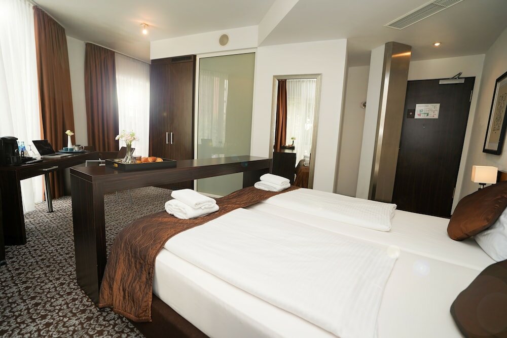 Фото The Atrium Hotel