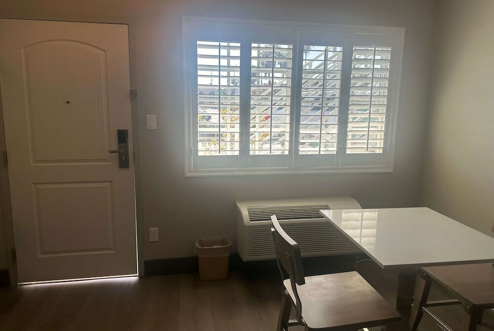 Фото Super 8 by Wyndham Oceanside Downtown