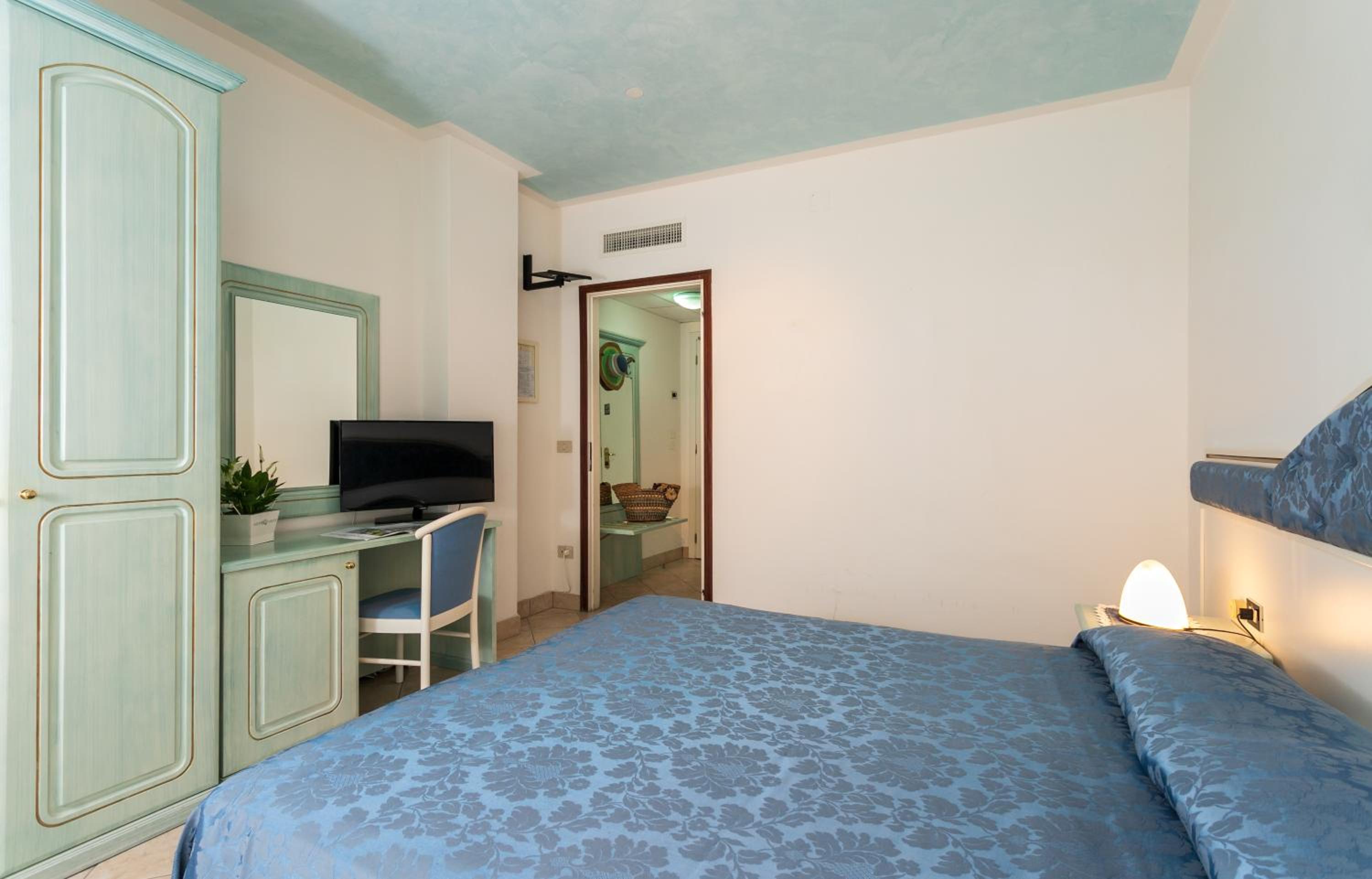 Фото Hotel Elpiro