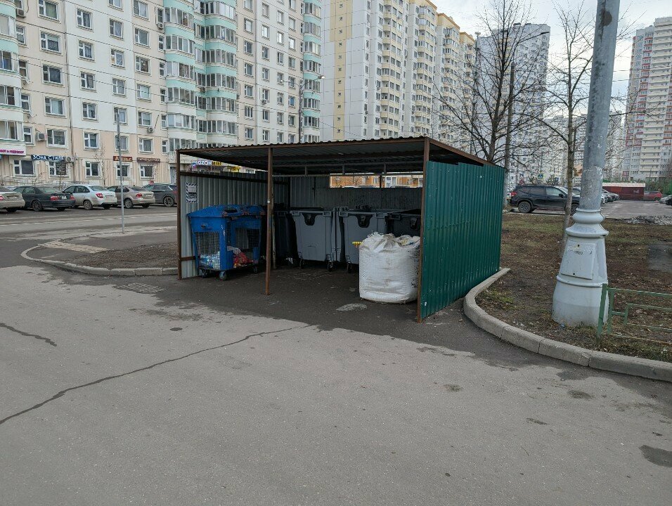 Waste sorting Пункт приема бумаги, пластика, Lubercy, photo