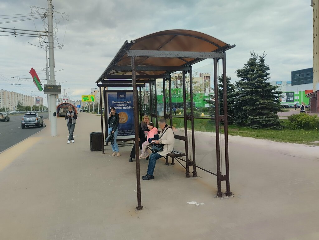 توقف وسائل النقل العام Станция метро Каменная Горка ، مينسك، صورة