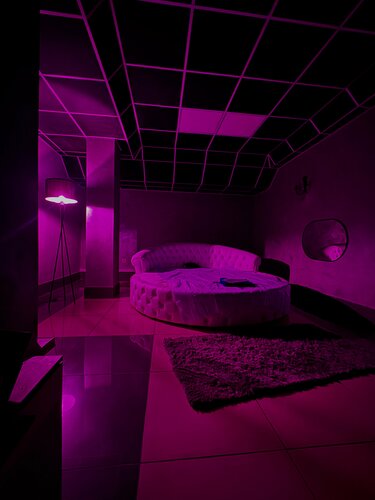 Ол оның бетіне әдемі келді