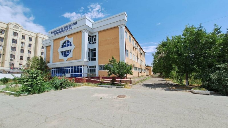 Porno: U ozini silkitadi va qoli bilan qizni onanizm qiladi