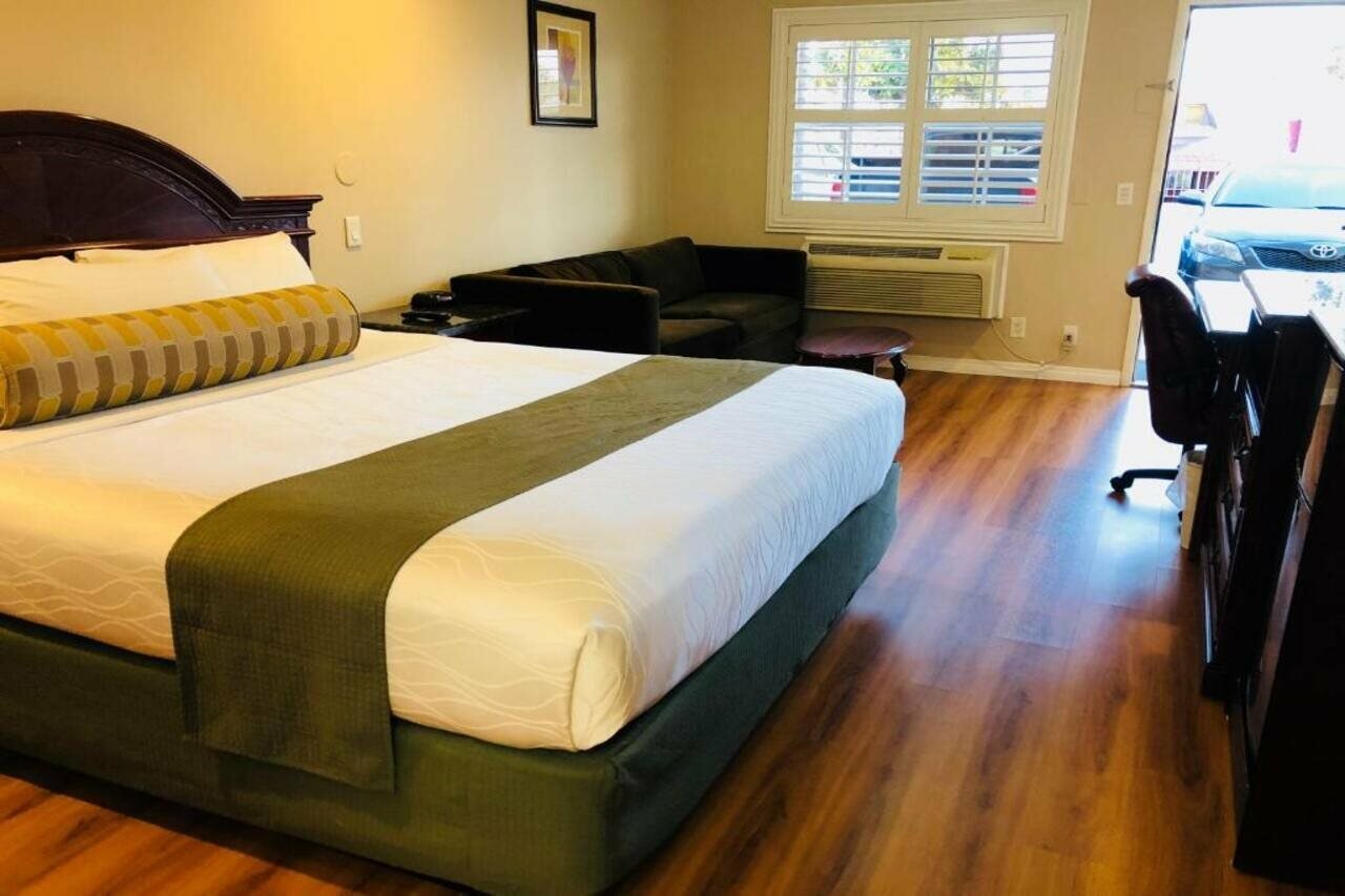 Фото Dynasty Suites Hotel Riverside