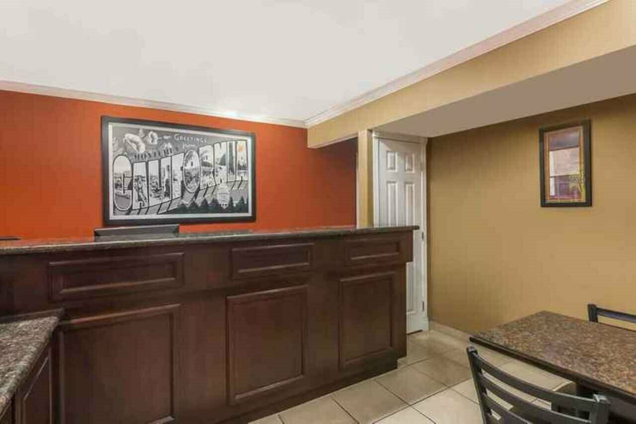 Фото Super 8 by Wyndham Monterey