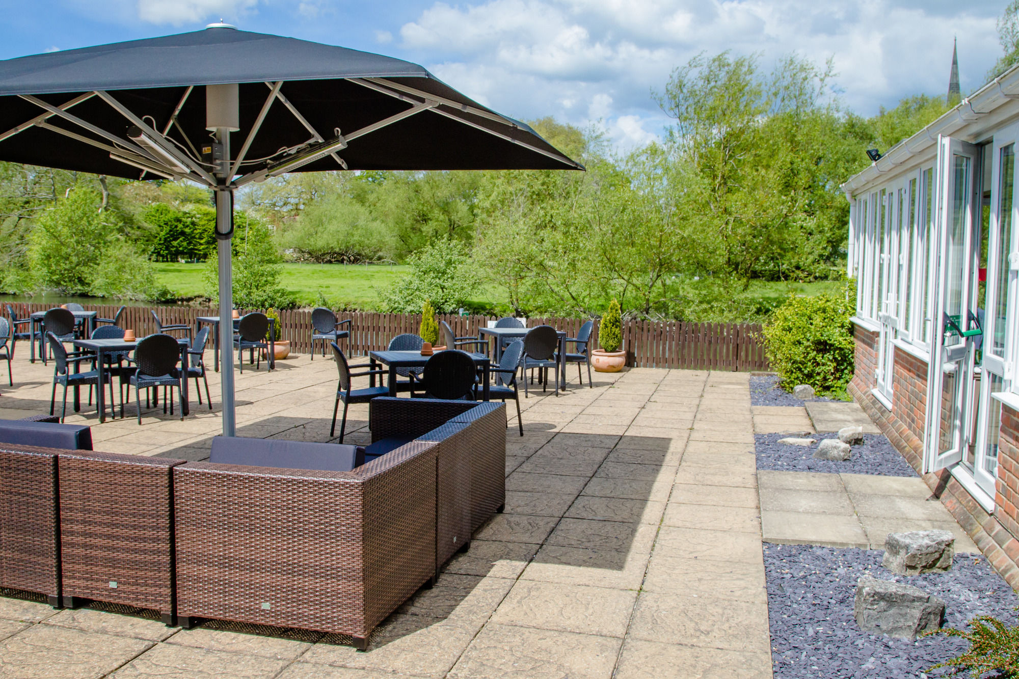 Фото Legacy Rose & Crown Hotel