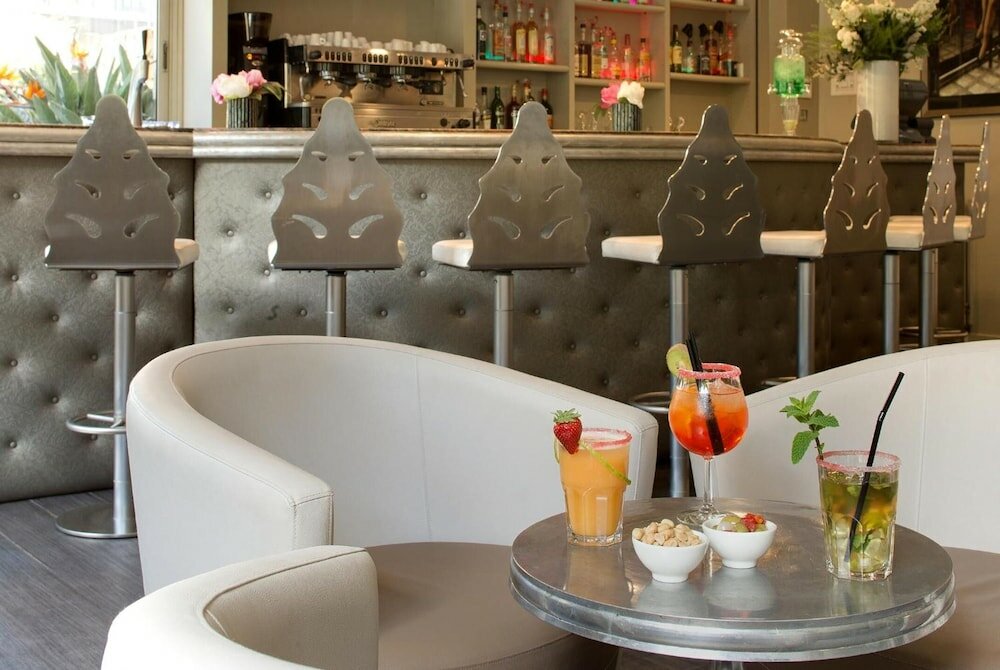 Фото The Originals Boutique, Hôtel Les Strélitzias, Antibes