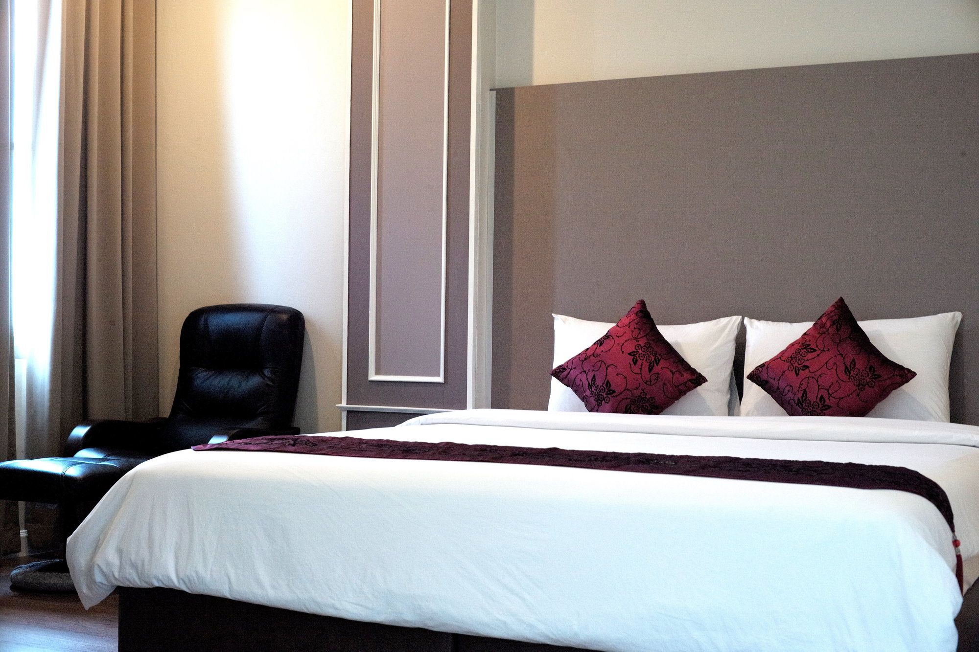 Фото J. Park Hotel