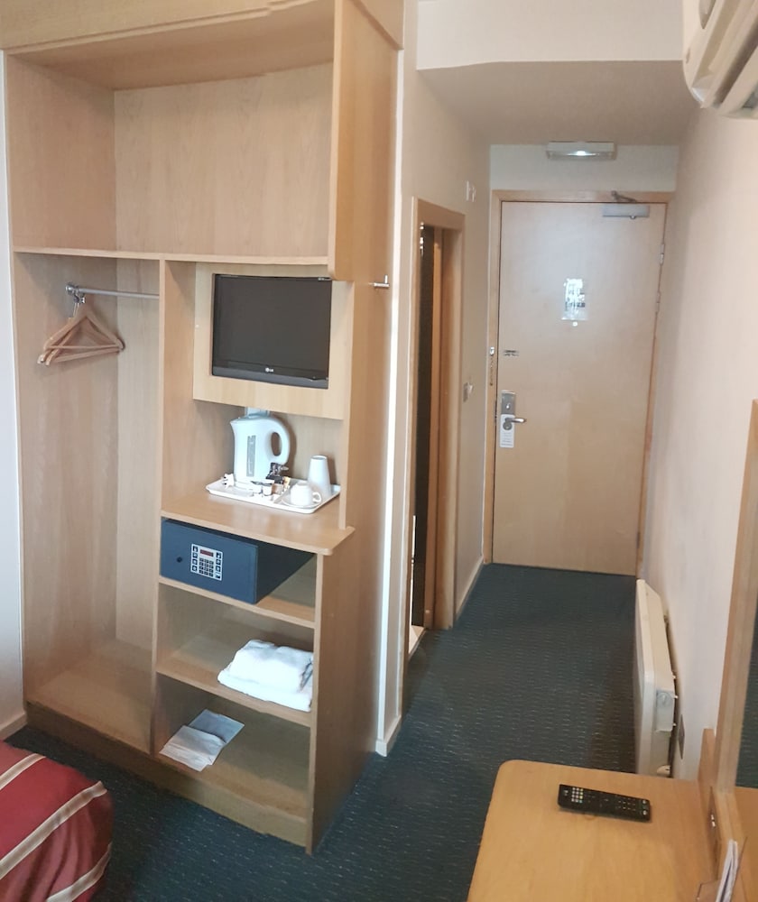 Фото St Giles Heathrow Hotel